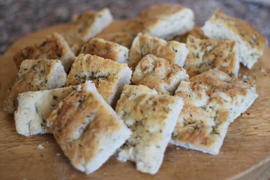 MANI IN PASTA: FOCACCIA WITH AROMATIC HERBS